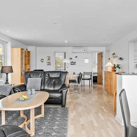 3 Bedroom Cozy In Semesterbostad