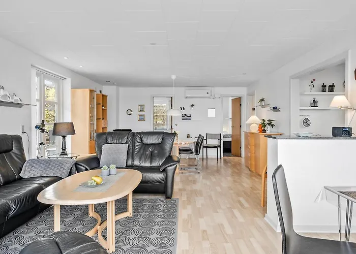 3 Bedroom Cozy In Semesterbostad
